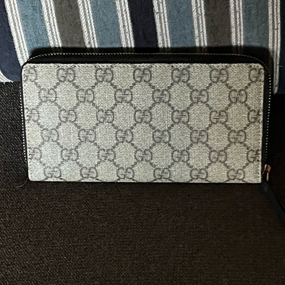 NWOT
Gucci GG Supreme Continental zippy wallet
🐝 🍒